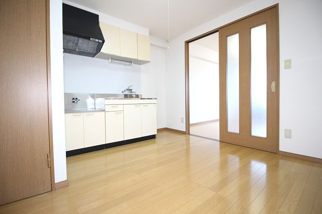 メロディハイム稲荷町の居間・リビング|こちらの居間で趣味の時間をお楽しみください
※間取り反転の場合あり、内装が若干異なる場合がございます