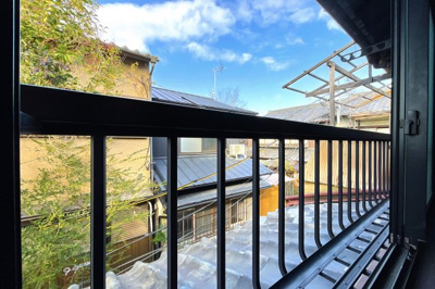 【展望】 | 伏見区深草願成町　中古テラスハウス | 窓を開けると、物干しスペースになっています。窓から見える景色もどこか懐かしさを感じる町並みですね。
