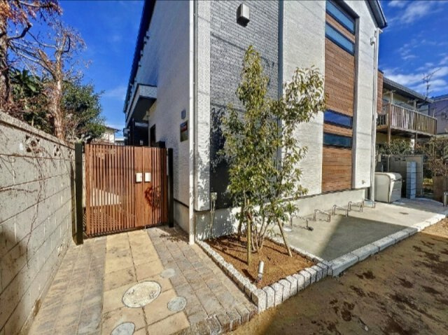 ローズコート本八幡のエントランス