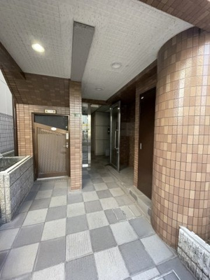 【エントランス】 | アドミラブル | 建物の内部です