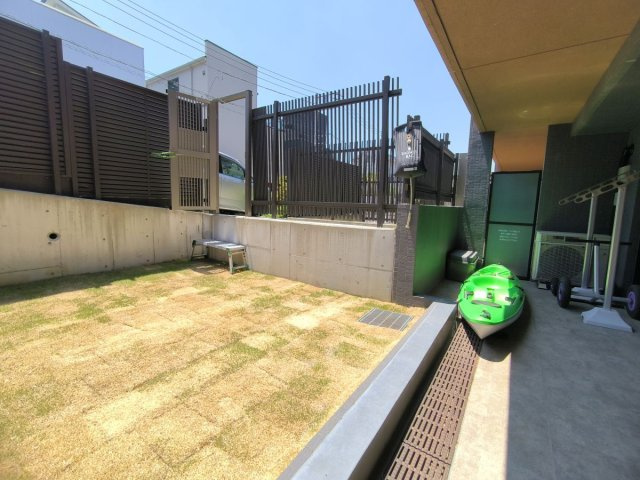 海まで数歩で出られるオーシャンフロント　プライム葉山　1F部分