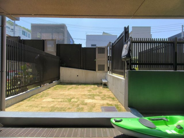 海まで数歩で出られるオーシャンフロント　プライム葉山　1F部分の庭