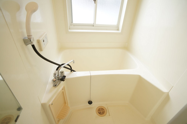 【浴室】 | コーポ三木 | 窓付きで通風良好