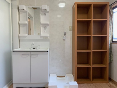 【独立洗面台】 | 南関町関外目1763 | タオルや下着を置くスペースを確保した棚も設置されています。