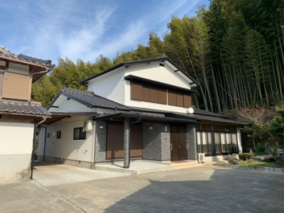 【外観】 | 南関町関外目1763 | 屋根付き車庫。農機具含め並列3台駐車可能。