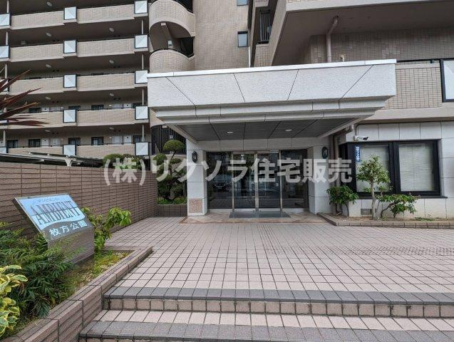 アンビエント枚方公園のエントランス|エントランス
■物件内覧・資金計画相談・住宅ローン相談、リフォーム相談、お問合せ受付中■
※当日・翌日のご内覧、ご相談はお電話でのお問合せがスムーズです！