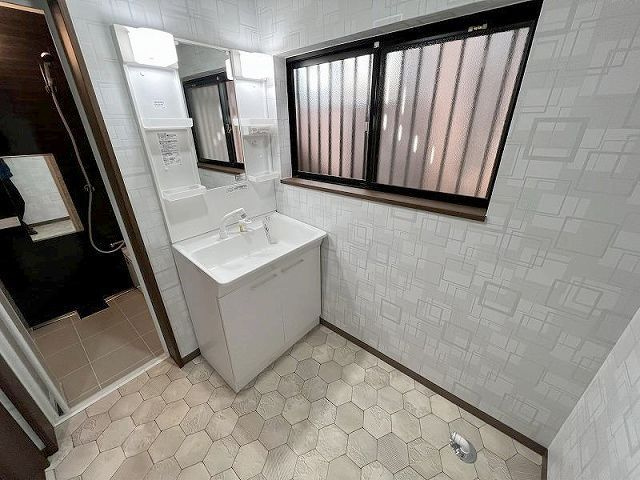 高知市福井町 -ﾌﾙﾘﾌｫｰﾑ済- 中古戸建ての洗面所