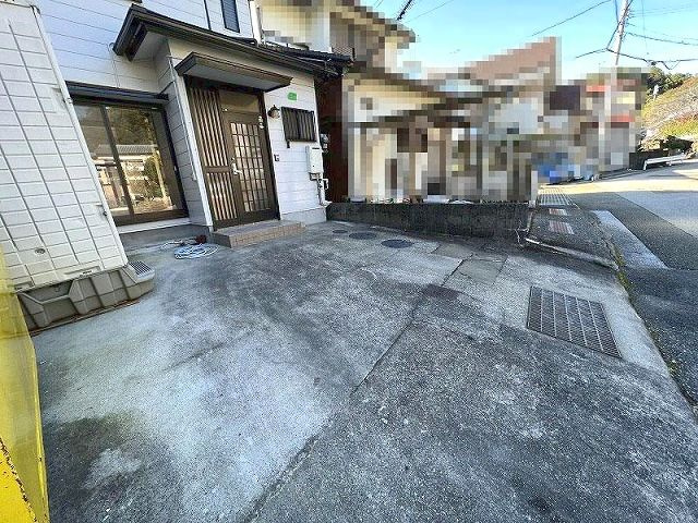 高知市福井町 -ﾌﾙﾘﾌｫｰﾑ済- 中古戸建ての駐車場