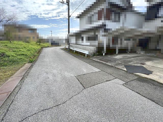高知市福井町 -ﾌﾙﾘﾌｫｰﾑ済- 中古戸建ての前面道路含む現地写真