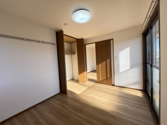 サンビレッジの居間・リビング|南側洋室６帖