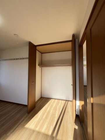 サンビレッジの居間・リビング|洋室クローゼット