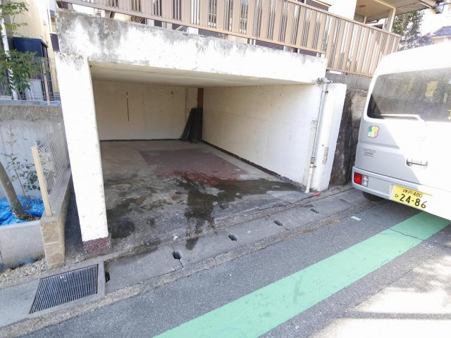 Cozy東自由が丘3の駐車場|高さ：1,550　幅：2,800　奥行き：5,000