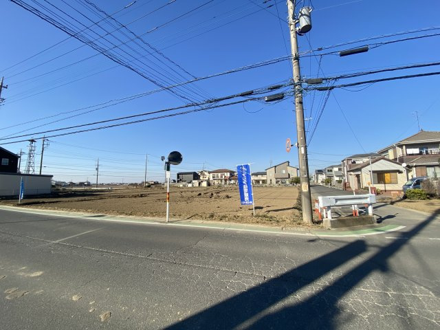 川越市萱沼1-1　売地の前面道路含む現地写真|現地（2023年1月）撮影　南側約7.0ｍ公道/東側約4.0ｍ公道