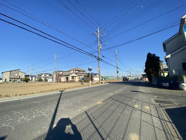 川越市萱沼1-1　売地の前面道路含む現地写真|現地（2023年1月）撮影　南側約7.0ｍ公道/東側約4.0ｍ公道