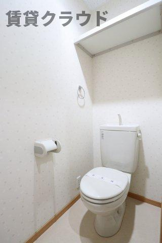 グリーンベルのトイレ|棚があるので掃除もしやすいですね！