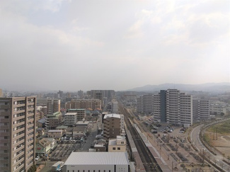 【展望】 | 前方に遮るものがない最上階からの見晴らしは抜群です！バルコニーからは大きな青空の眺めが最高です♪