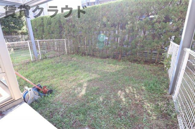エステ・スクエア青葉の森二番館のバルコニー|専用庭があるのはポイントですね！