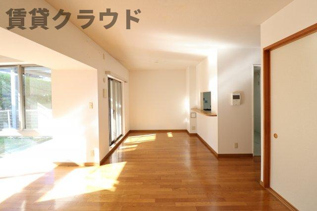 エステ・スクエア青葉の森二番館の居間・リビング|毎日家族が集まるLDK♪出窓から爽やかな陽差しが差し込みます♪