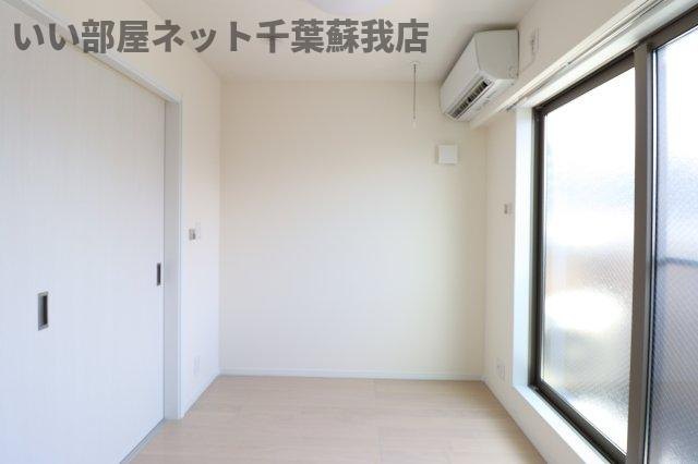 ウィズアールワン蘇我の寝室|広くて明るい寝室