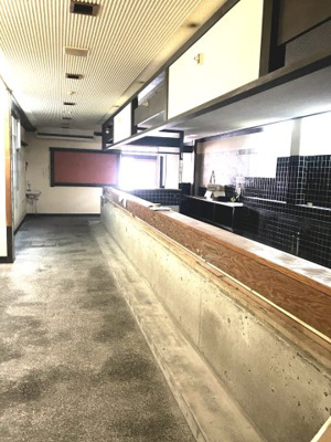 【キッチン】 | 倉敷市美観地区ビル2棟一括（倉敷市本町） | 写真左側のビルです。元料亭。広いカウンターがあります（地図では南側）