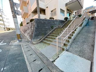【周辺】 | 階段横にはスロープになっているので自転車も楽に停めれます。