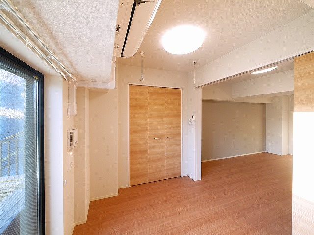 グラシア西大寺　住居の洋室|広々とした洋室です