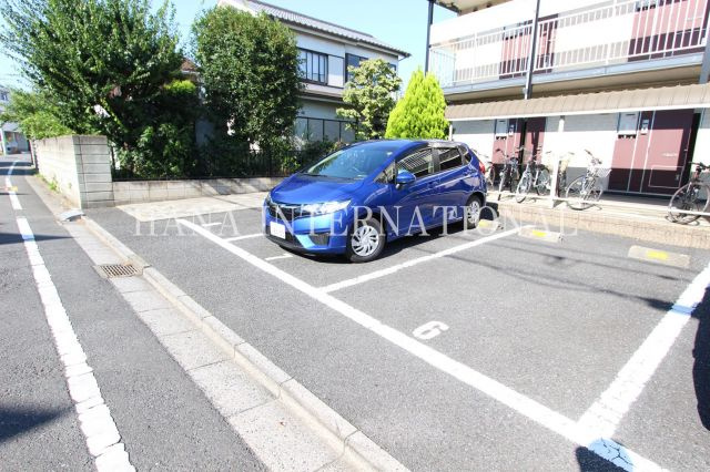 グリーンの駐車場