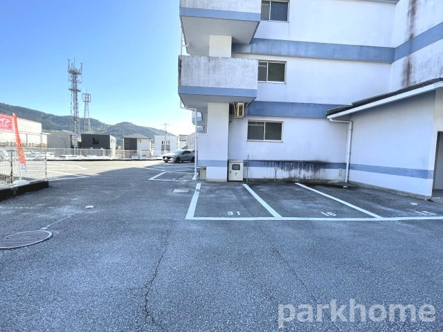 ヴィラソレイユの駐車場