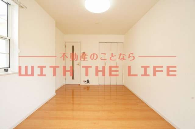 リブレア津福本町【キャッシュバック対象物件】の居間・リビング|こちらのリビングで趣味の時間をお楽しみください