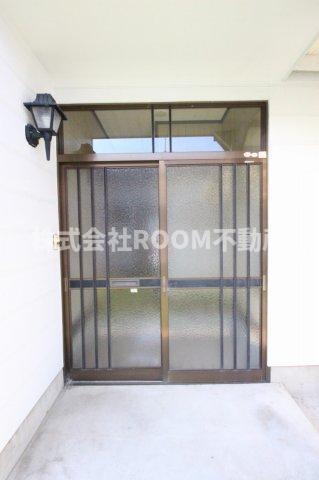 東貸家のエントランス