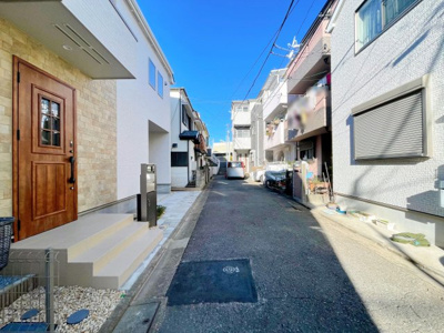 【前面道路含む現地写真】 | 板橋区赤塚新町2丁目　新築戸建て | 目の前は私道になっているため、住人の車しか通らずお子様にも安心です♪