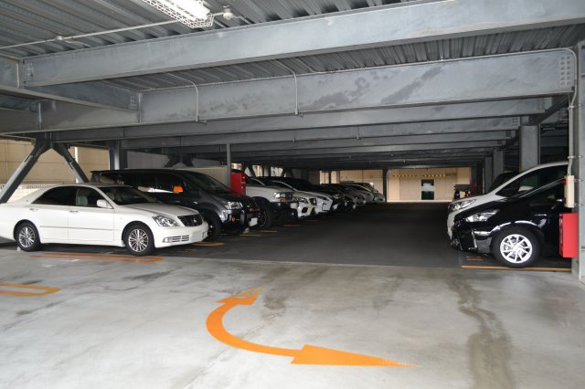 ブランズタワー香里園ロジュマンの駐車場|敷地内駐車場