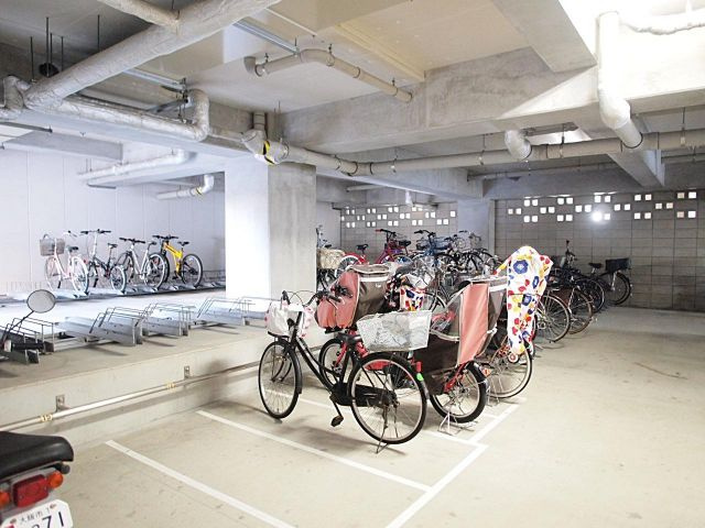 ロイヤルパークス桃坂の駐車場