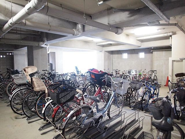 ロイヤルパークス桃坂の駐車場
