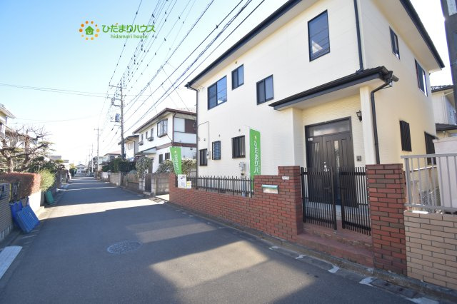 上尾市小泉　中古一戸建ての前面道路含む現地写真