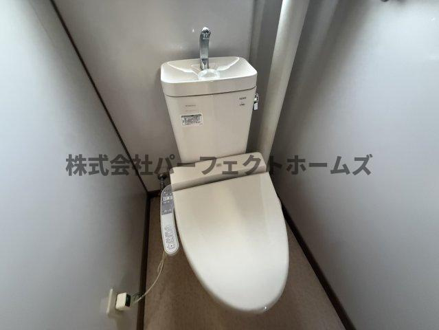 三井団地A93棟のトイレ|落ち着いた色調のトイレです