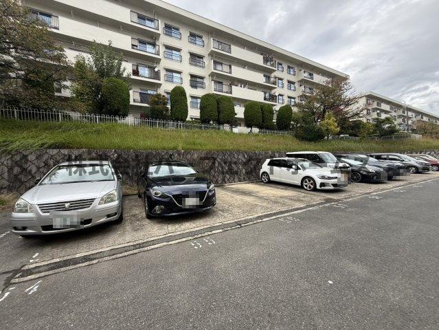 三井団地A93棟の駐車場|駐車場があります