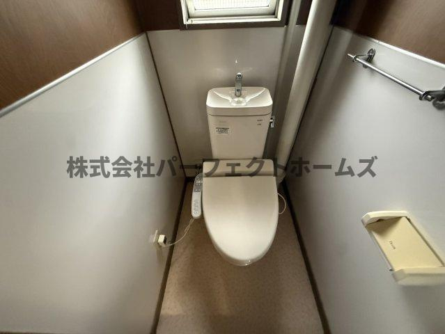 三井団地A93棟のトイレ|落ち着いた色調のトイレです