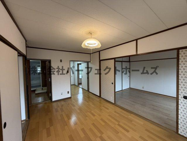 三井団地A93棟の居間・リビング|こちらのリビングで趣味の時間をお楽しみください