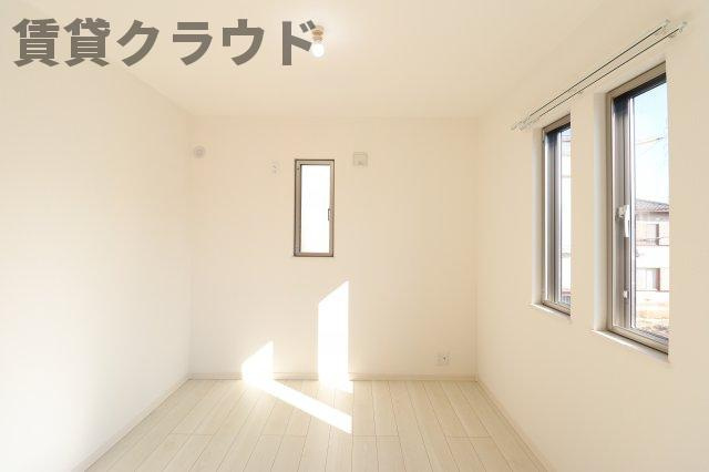 ネオ君塚戸建Ｂ棟の寝室|開放的な寝室です