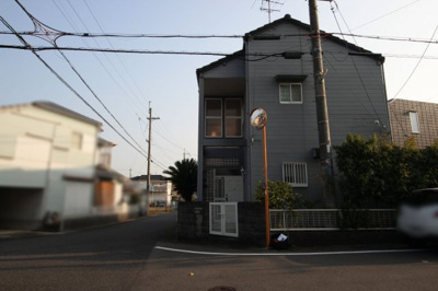 【前面道路含む現地写真】 | 大津市雄琴5丁目14-16　中古戸建 | 角地の立地を確認頂けるカット