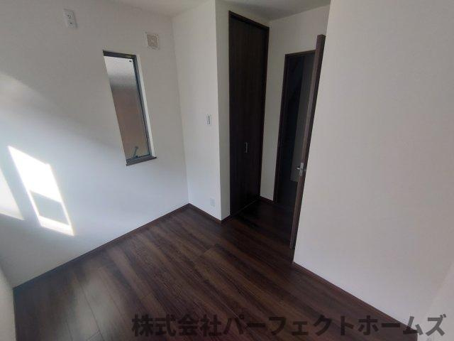 仁和寺町中古戸建の洋室|ゆったりした洋室です