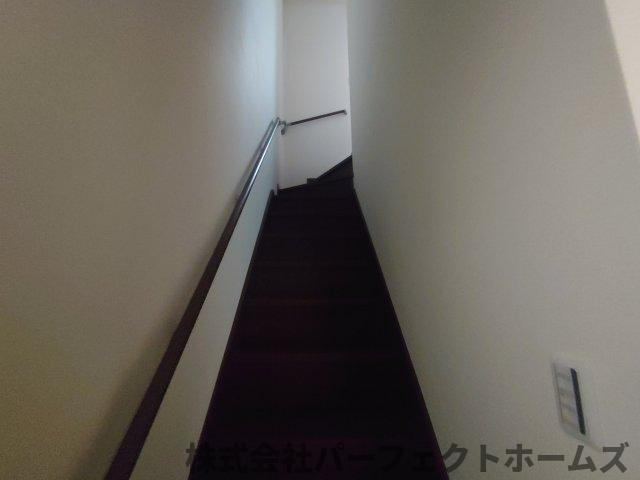 仁和寺町中古戸建の内装|二階への階段です