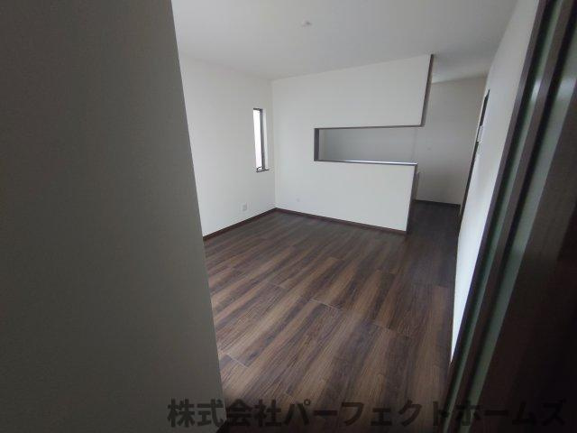 仁和寺町中古戸建の居間・リビング|こちらの居間で趣味の時間をお楽しみください