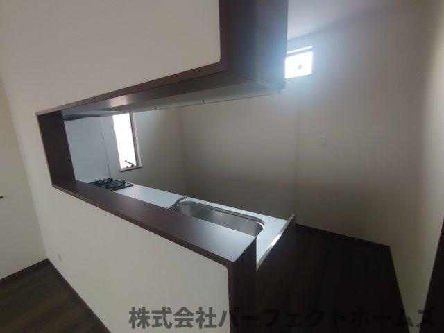 仁和寺町中古戸建のキッチン|コンパクトなキッチンで掃除もラクラク