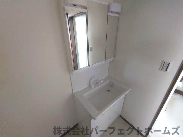 仁和寺町中古戸建の独立洗面台|独立洗面台、朝の身支度には欠かせません