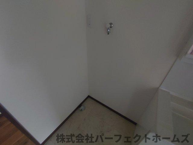 仁和寺町中古戸建の脱衣所|室内に洗濯パンが付いています