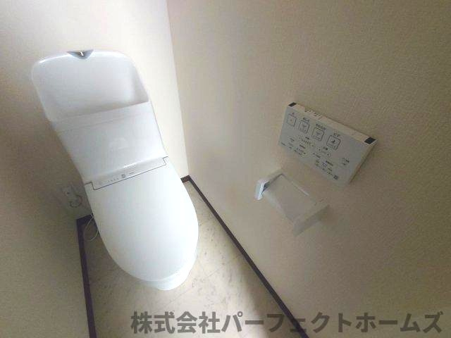 仁和寺町中古戸建のトイレ|清潔感のあるトイレです