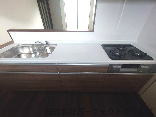 仁和寺町中古戸建のキッチン|キッチンでお料理をお楽しみください