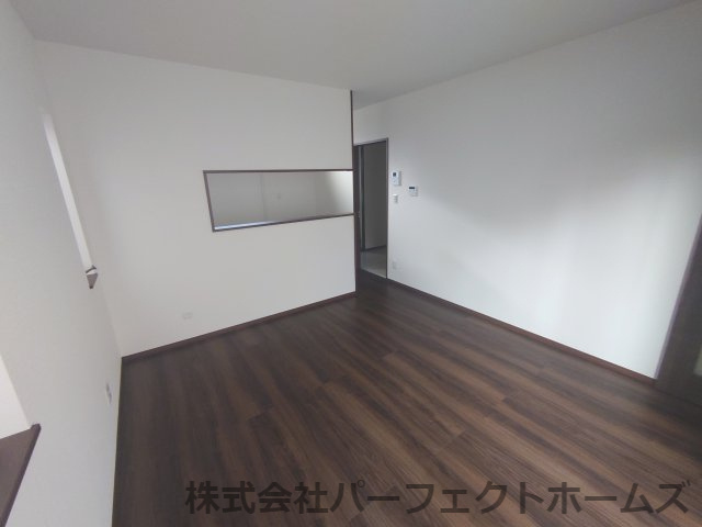 仁和寺町中古戸建の内装|明るい色調の室内です